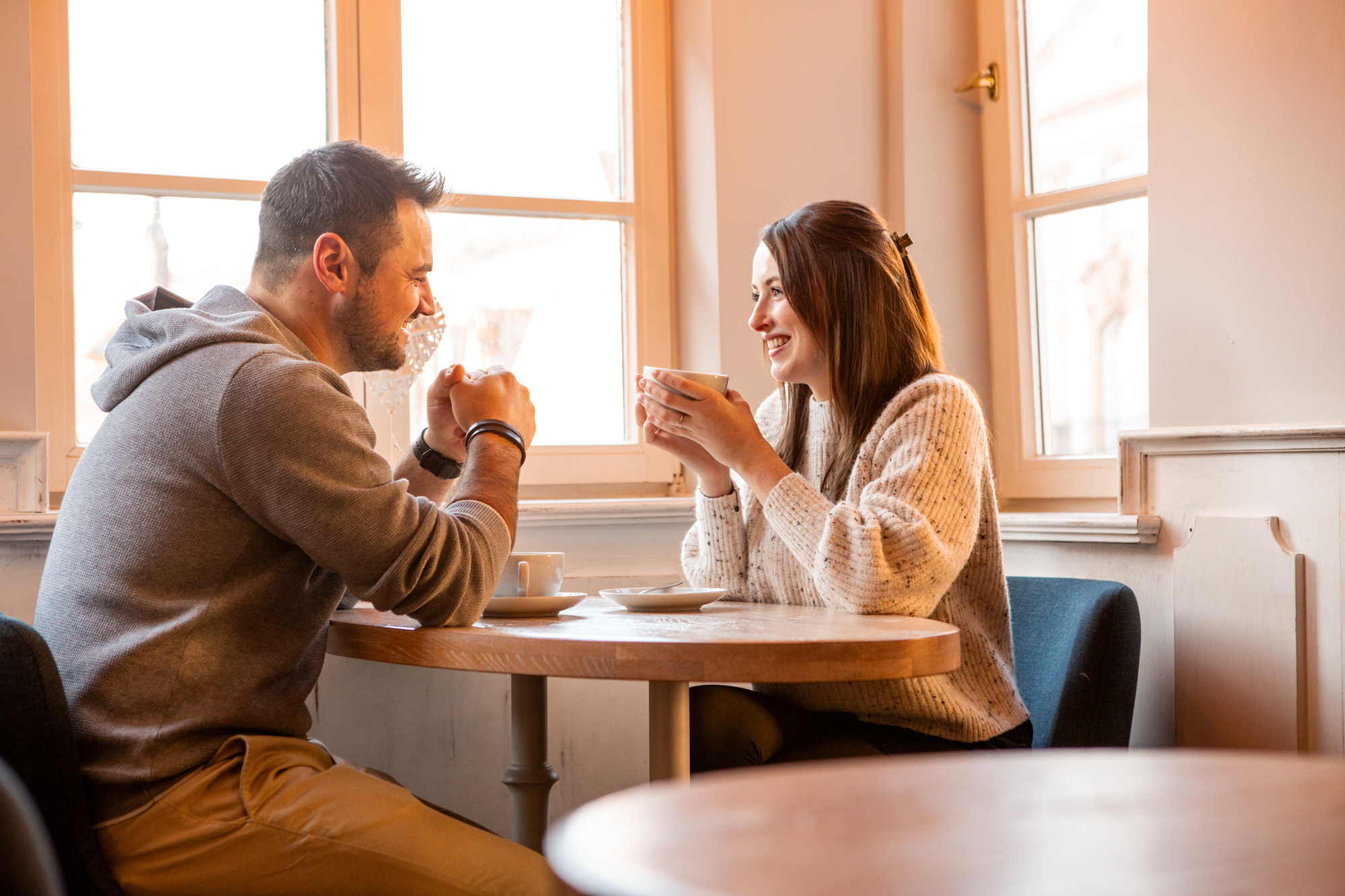 Verlobungsbilder im Nali Café der Altstadt Esslingen