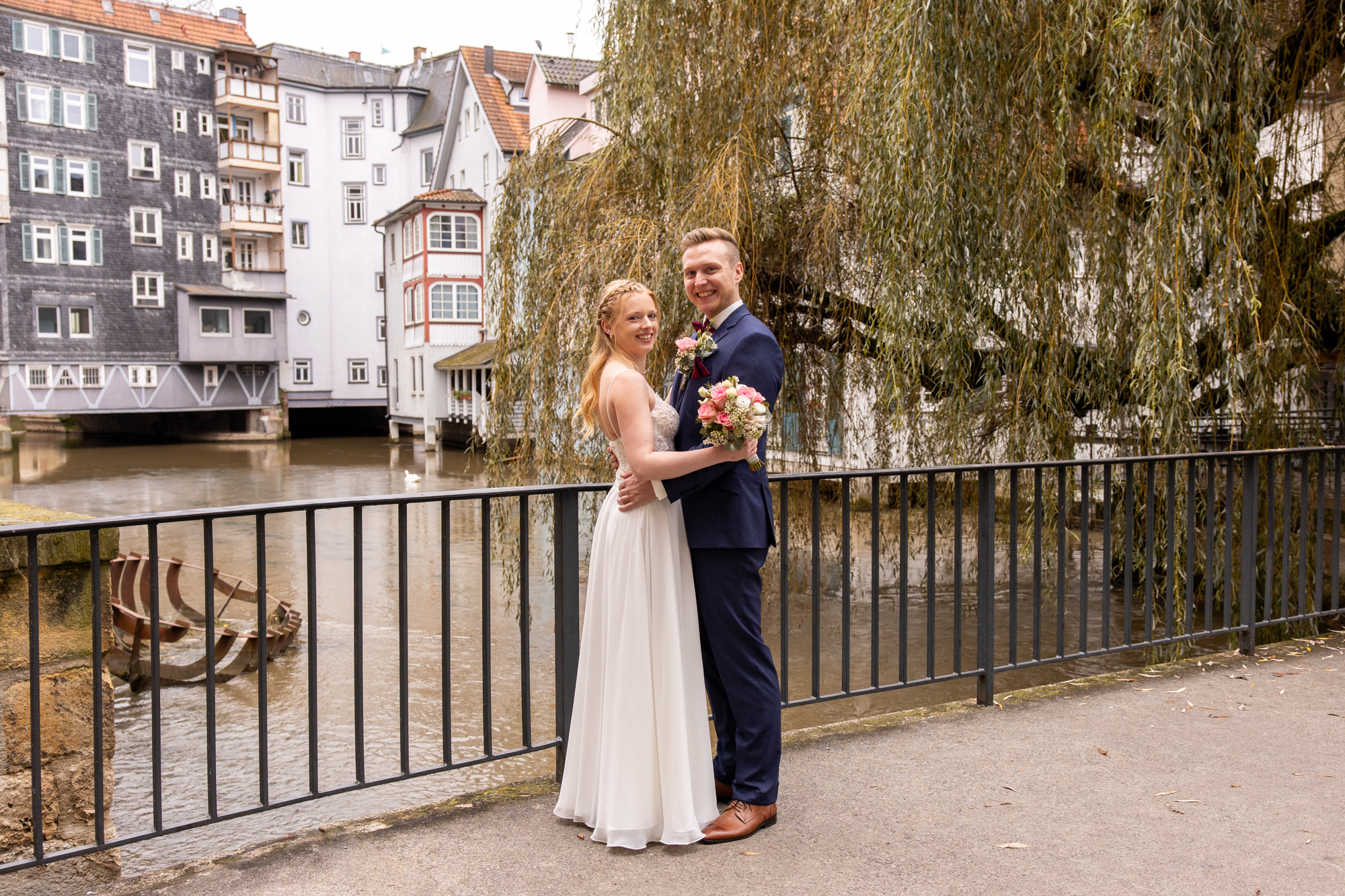 Hochzeitspaar beim Spaziergang durch die Altstadt Esslingen