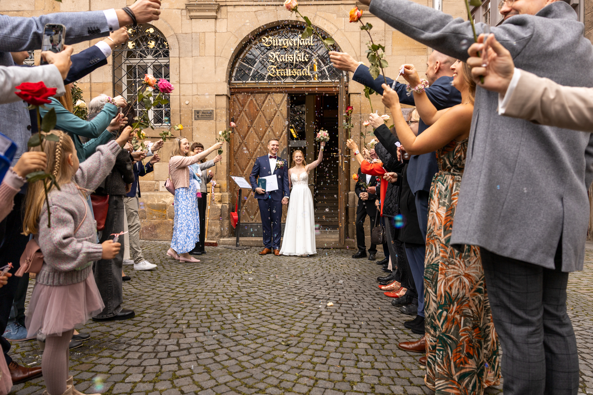Gratulationen nach der standesamtlichen Trauung in Esslingen