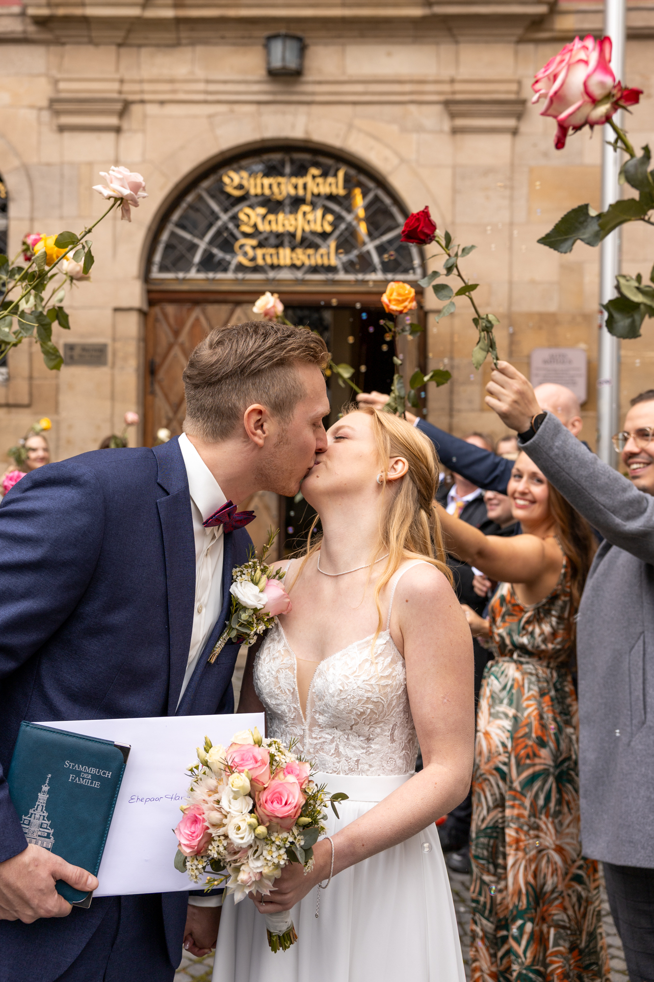 Gratulationen nach der standesamtlichen Trauung in Esslingen