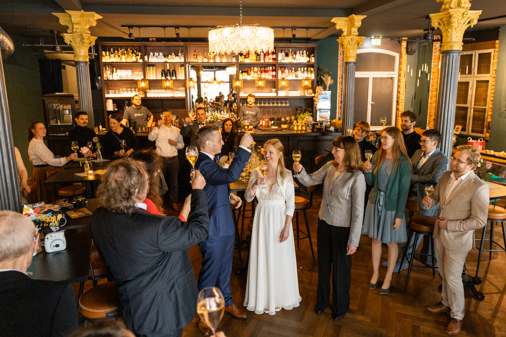 Brautpaar stößt im Mehls Esslingen mit Sekt an